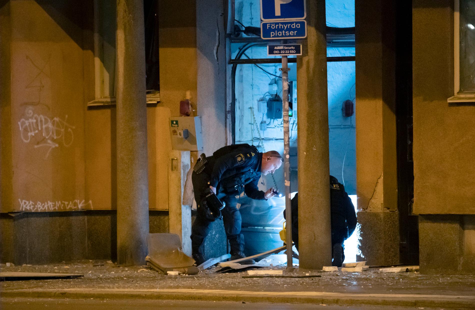Personal från nationella bombskyddet undersöker en port vid Nobeltorget i centrala Malmö efter en explosion.
