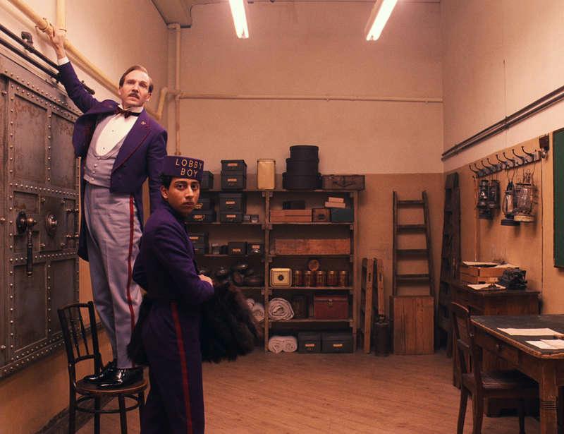 Ralph Fiennes i en scen ur Wes Andersons ”The Grand Budapest Hotel”.