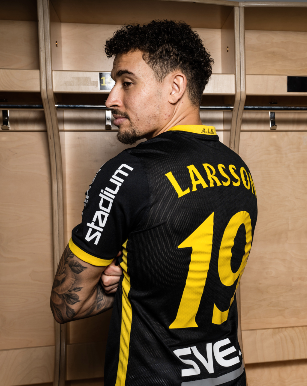 Jordan Larsson i AIK-tröjan