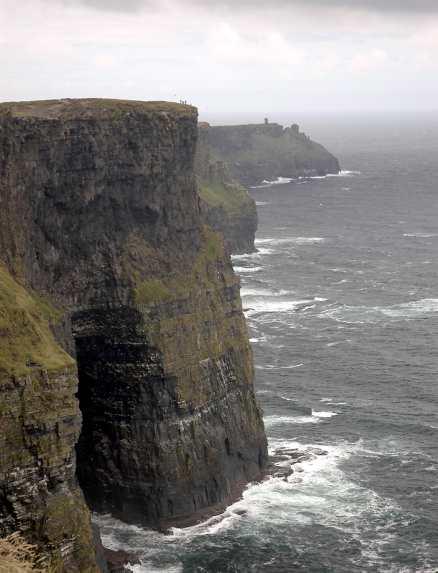 Cliffs of Moher stupar 250 meter lodrätt rakt ned i havet.