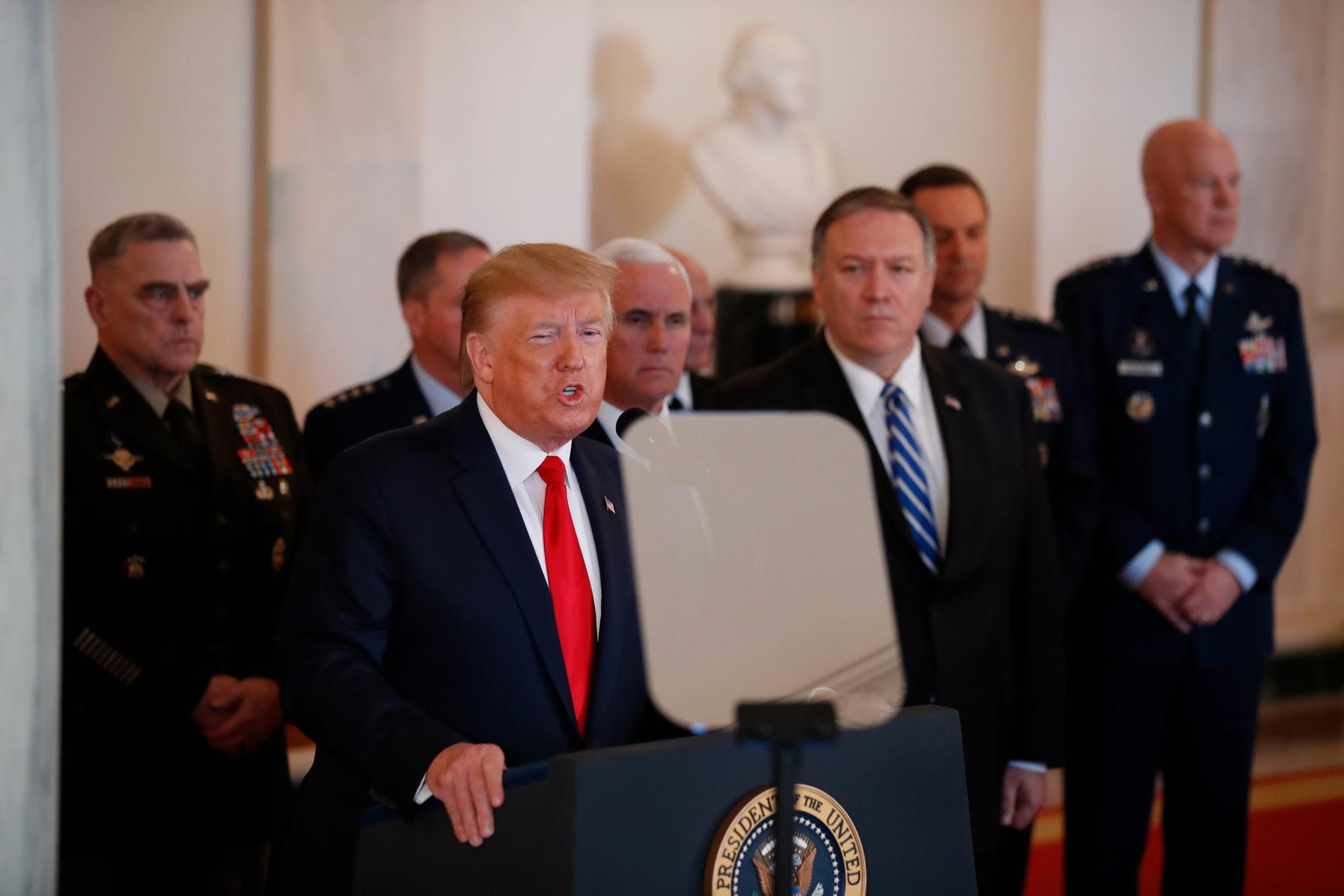 USA:s president Donald Trump – flankerad av flera ministrar och militära toppnamn – under pressträffen på onsdagen.