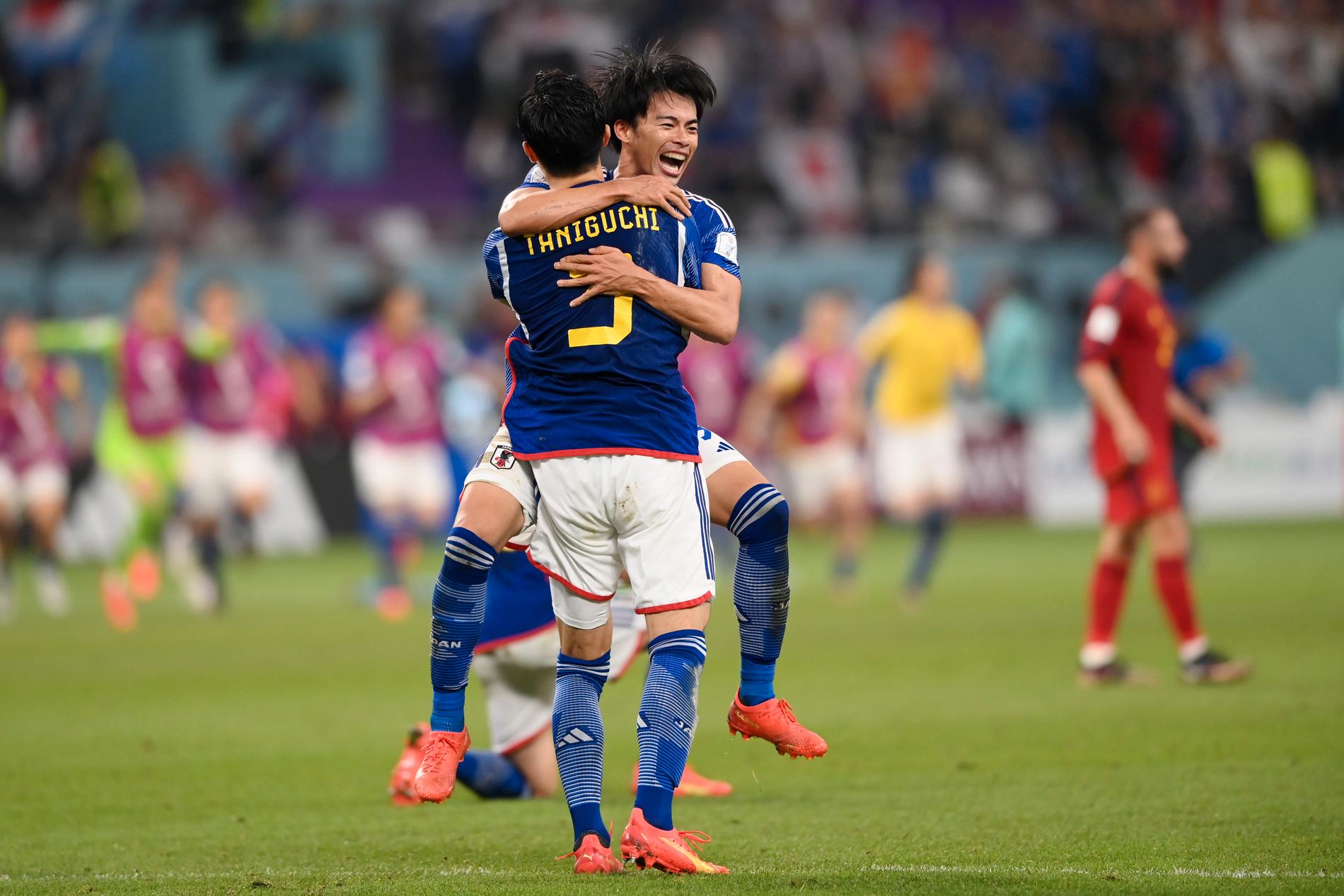 Japan jublar efter avancemanget till åttondelsfinal i fotbolls-VM 2022.