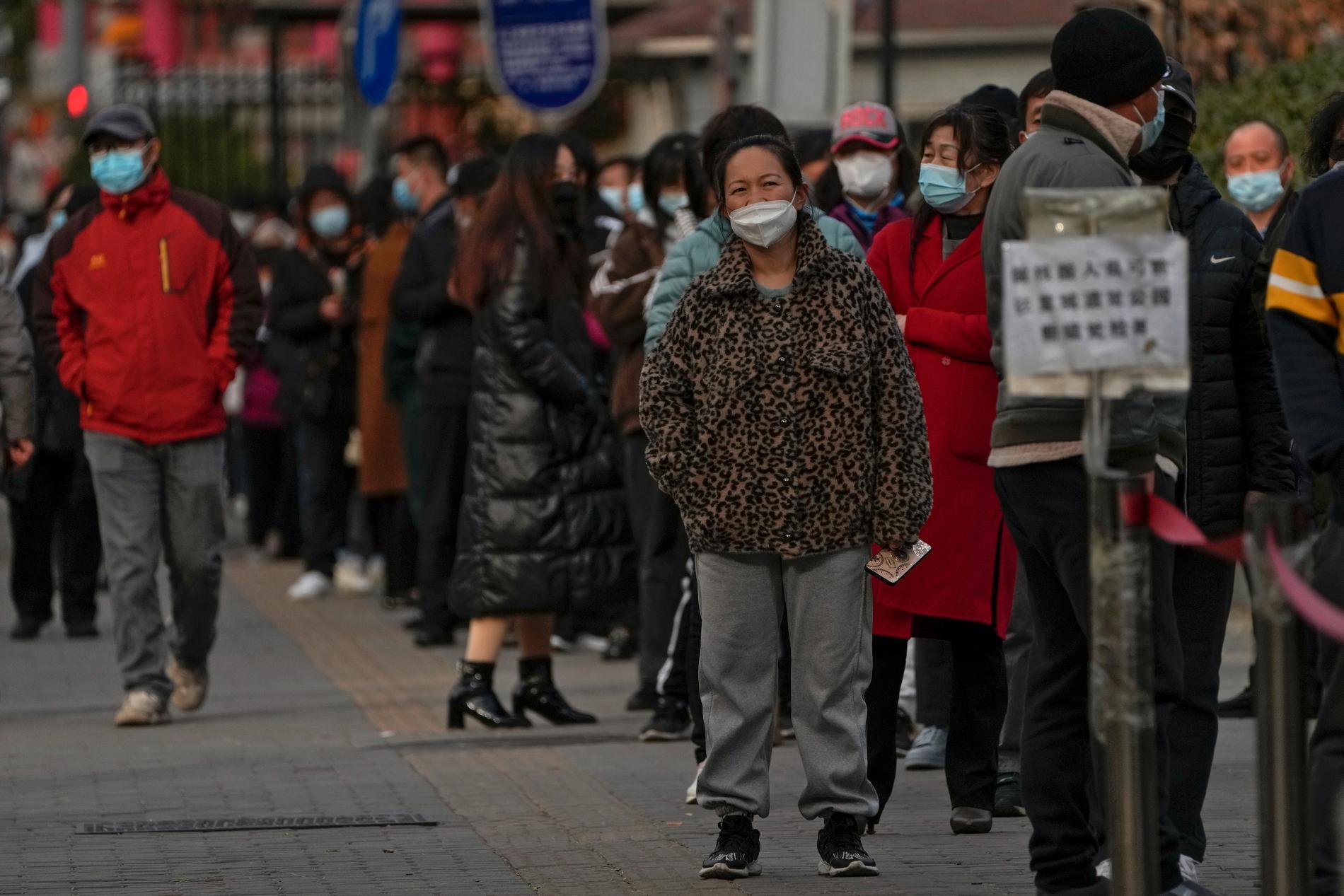 Invånare i Peking köar för rutintester av covid-19, en viktig del av den kinesiska strategin mot smittspridning.