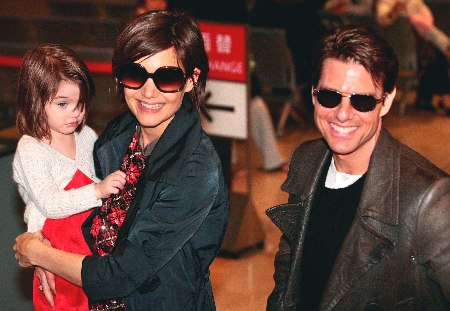 Suri tillsammans med mamma Katie Holmes och pappa Tom Cruise när de fortfarande var gifta. 