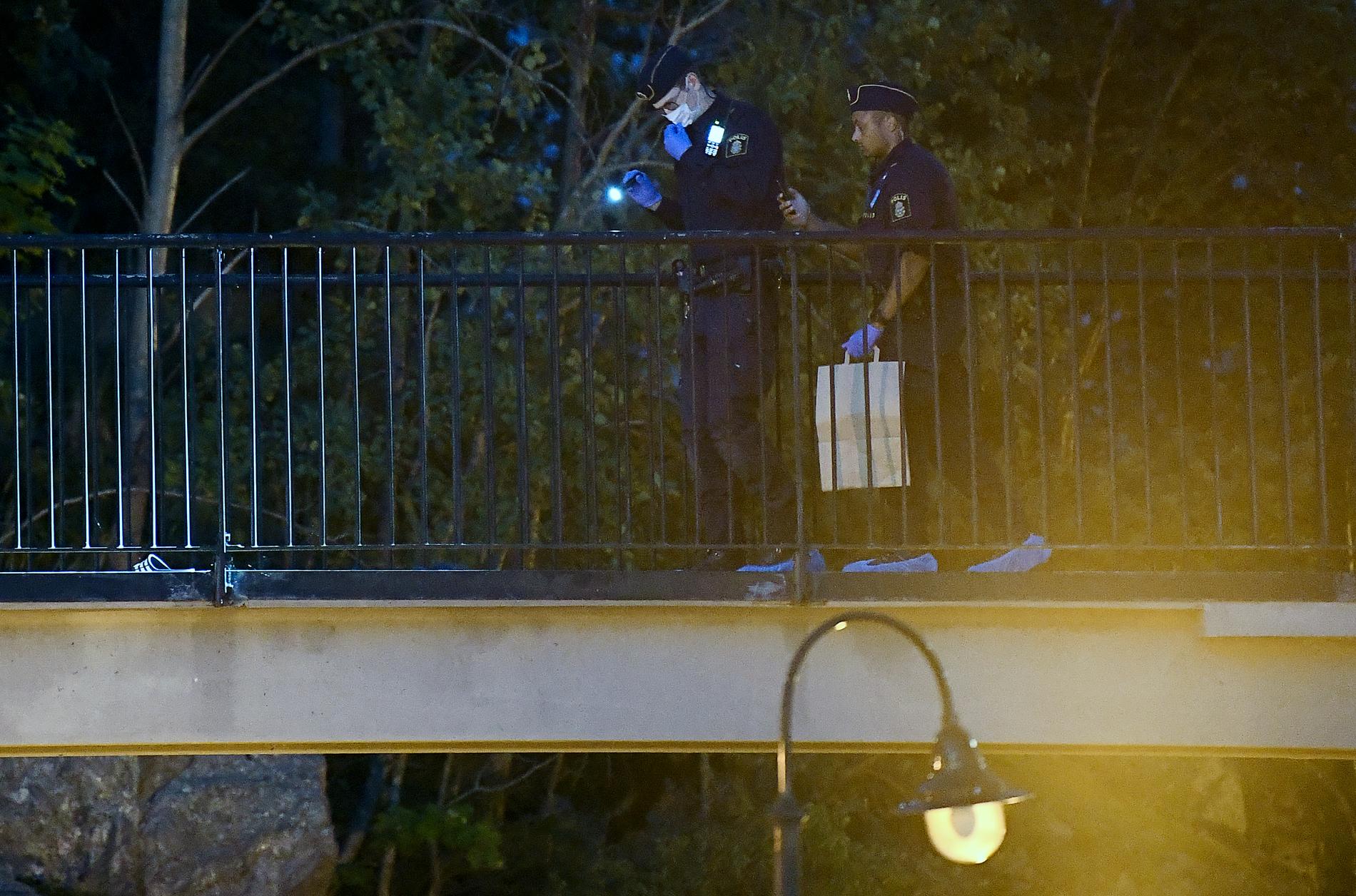 Polisen undersöker en gångbro i närheten. 