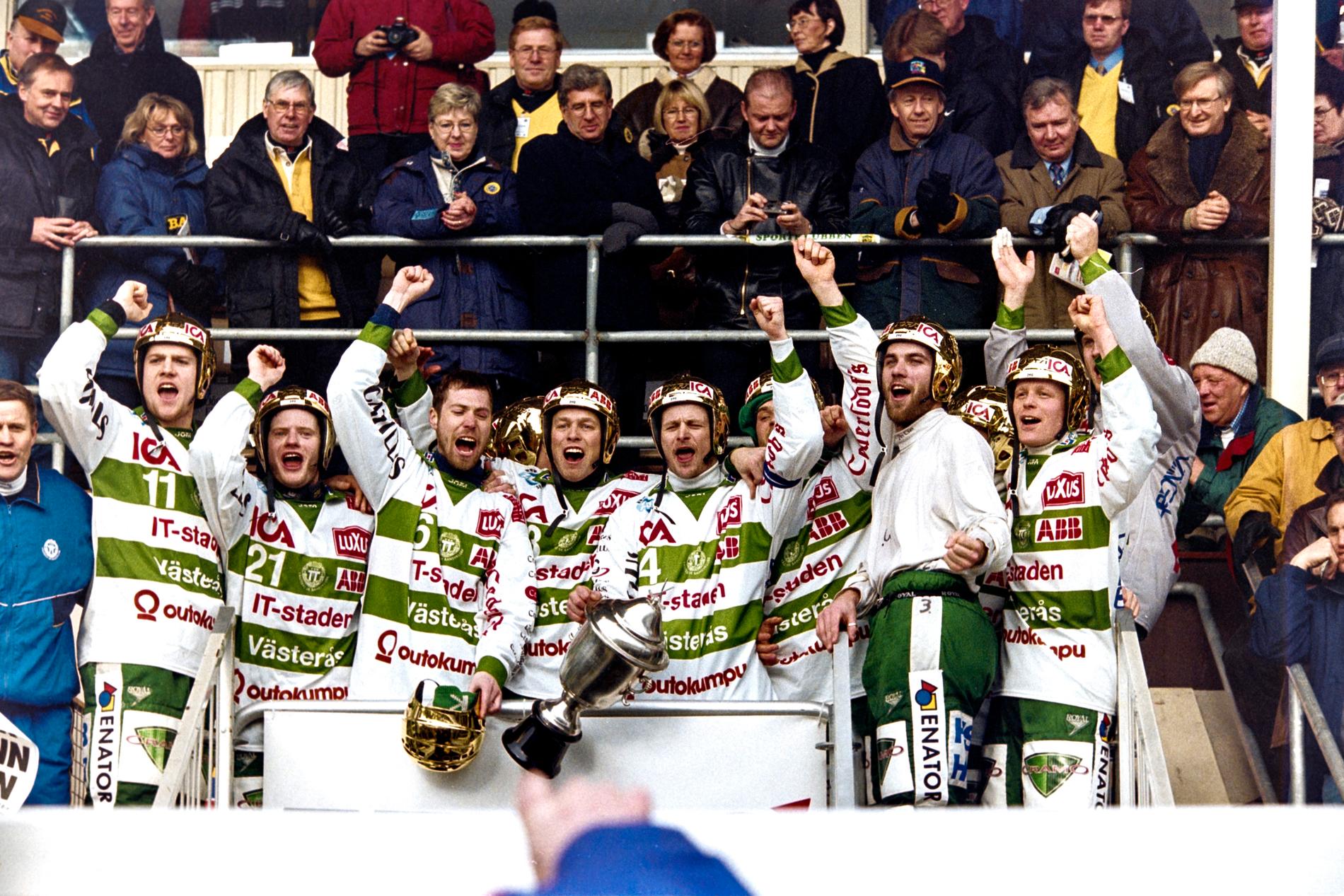 Ola Fredricson och Västerås firar SM-guldet 1999.