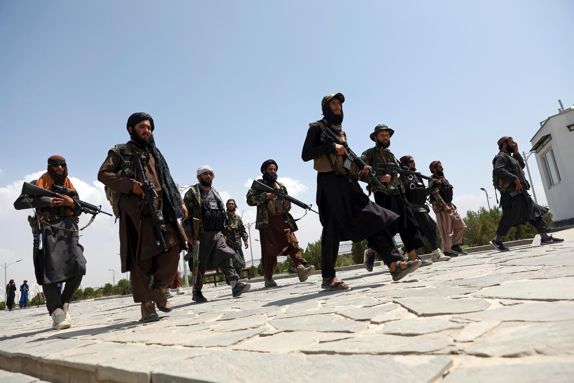 Talibaner patrullerar gatorna i Kabul. 