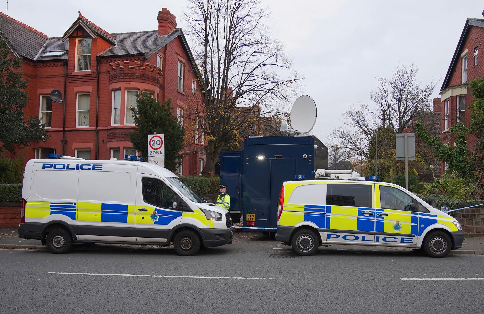 Polisens arbete fortsätter på måndagen efter explosionen i Liverpool på söndagen.