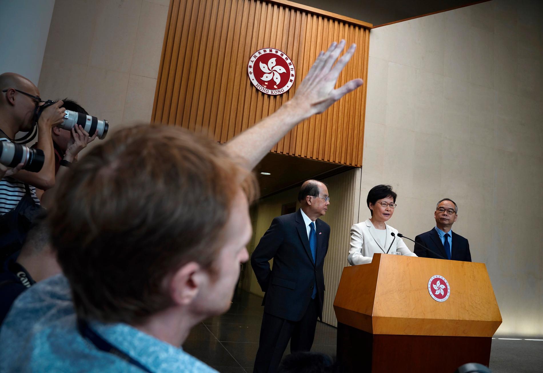 Hongkongs ledare Carrie Lam under en presskonferens om tillbakadragandet av det omstridda lagförslaget.
