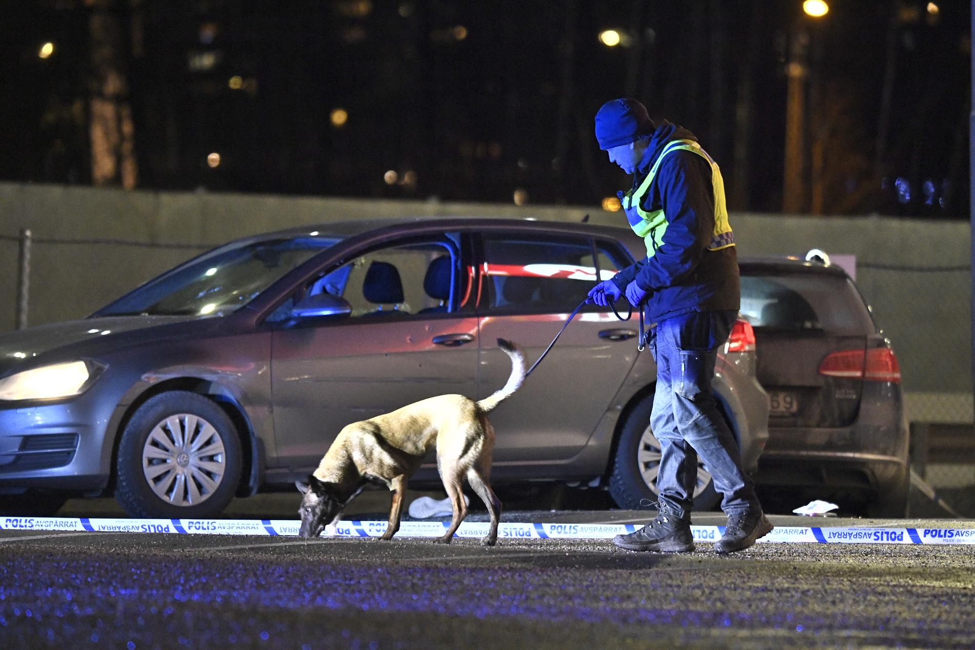 Polis på plats efter skottlossningen vid bensinmacken vid Kungens kurva söder om Stockholm, där en man dödades och en kvinna skadades. Arkivbild.