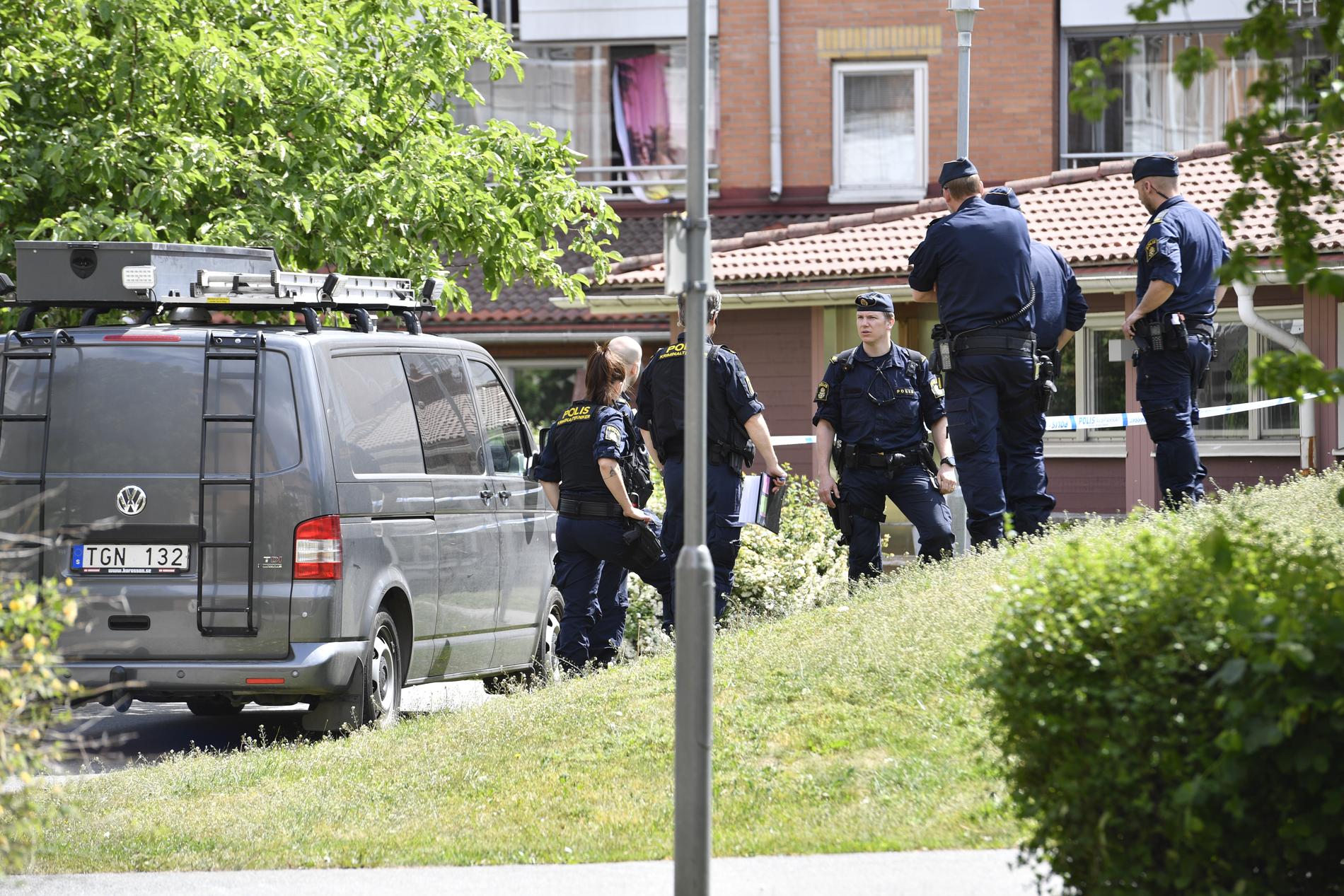 En man har blivit svårt knivskuren i ryggen i en tvättstuga i Skarpnäck i södra Stockholm. Polisen rubricerar händelsen som synnerligen grov misshandel.