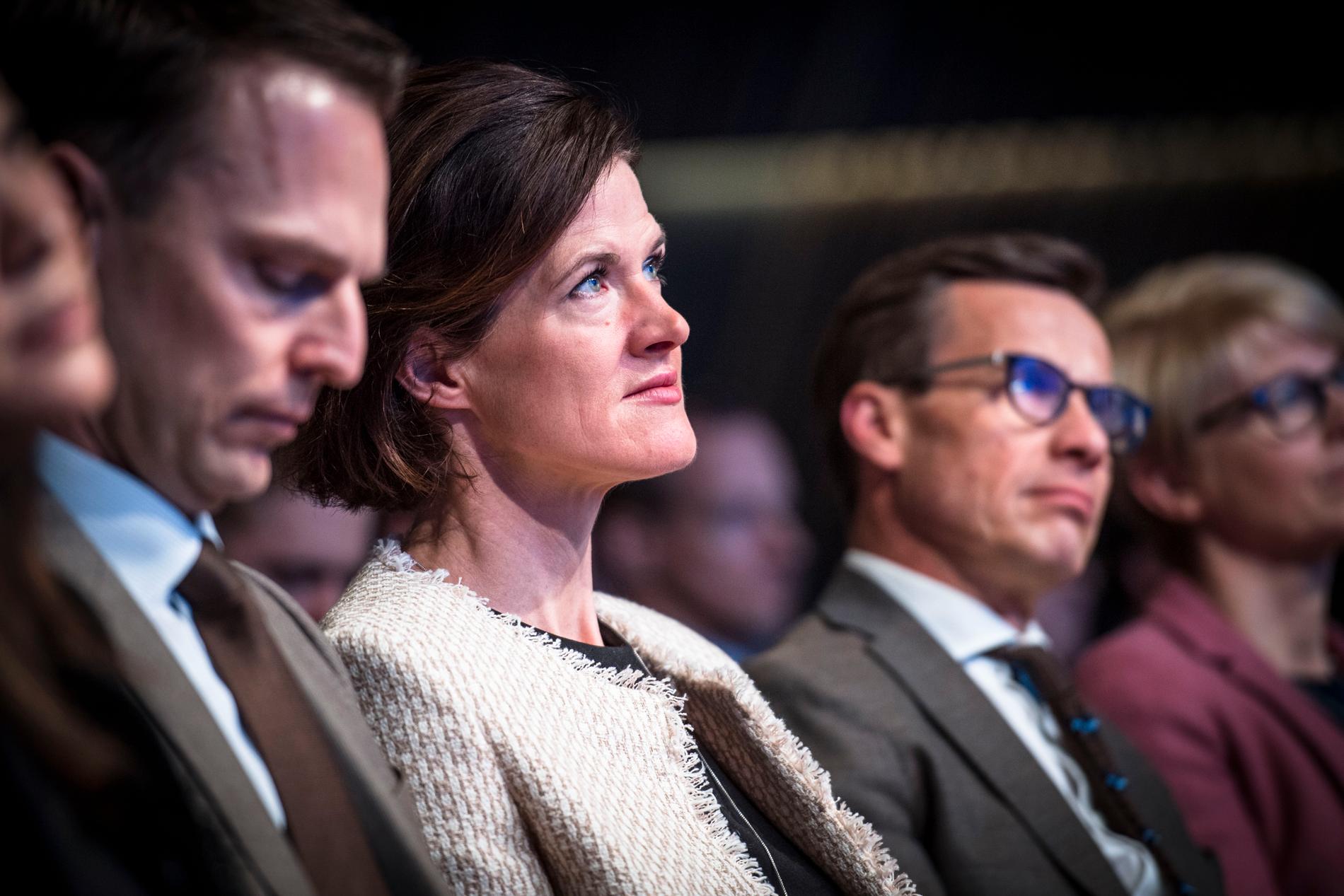Anna Kinberg Batra md partikamrater lyssnar när Tomas Tobé invigningstalar.