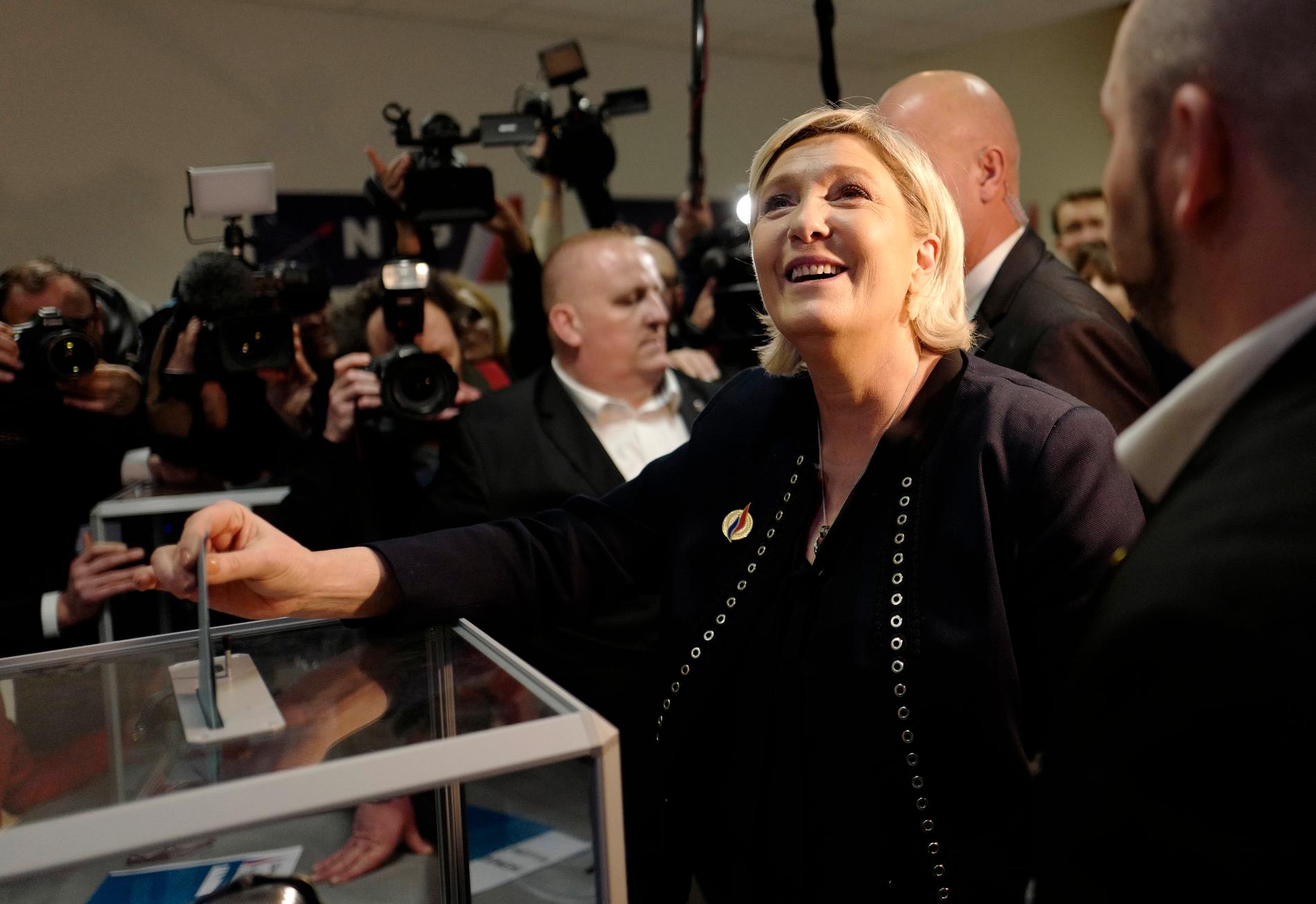 Marine Le Pen lägger sin röst.