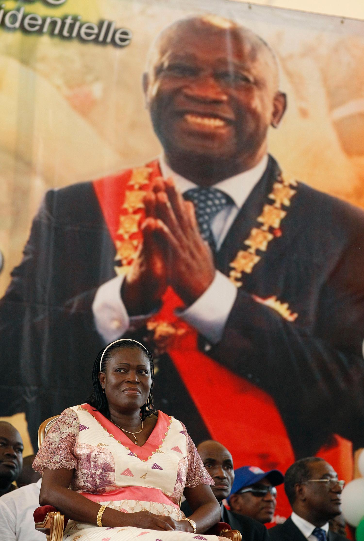 Simone Gabgbo framför en affisch på sin make