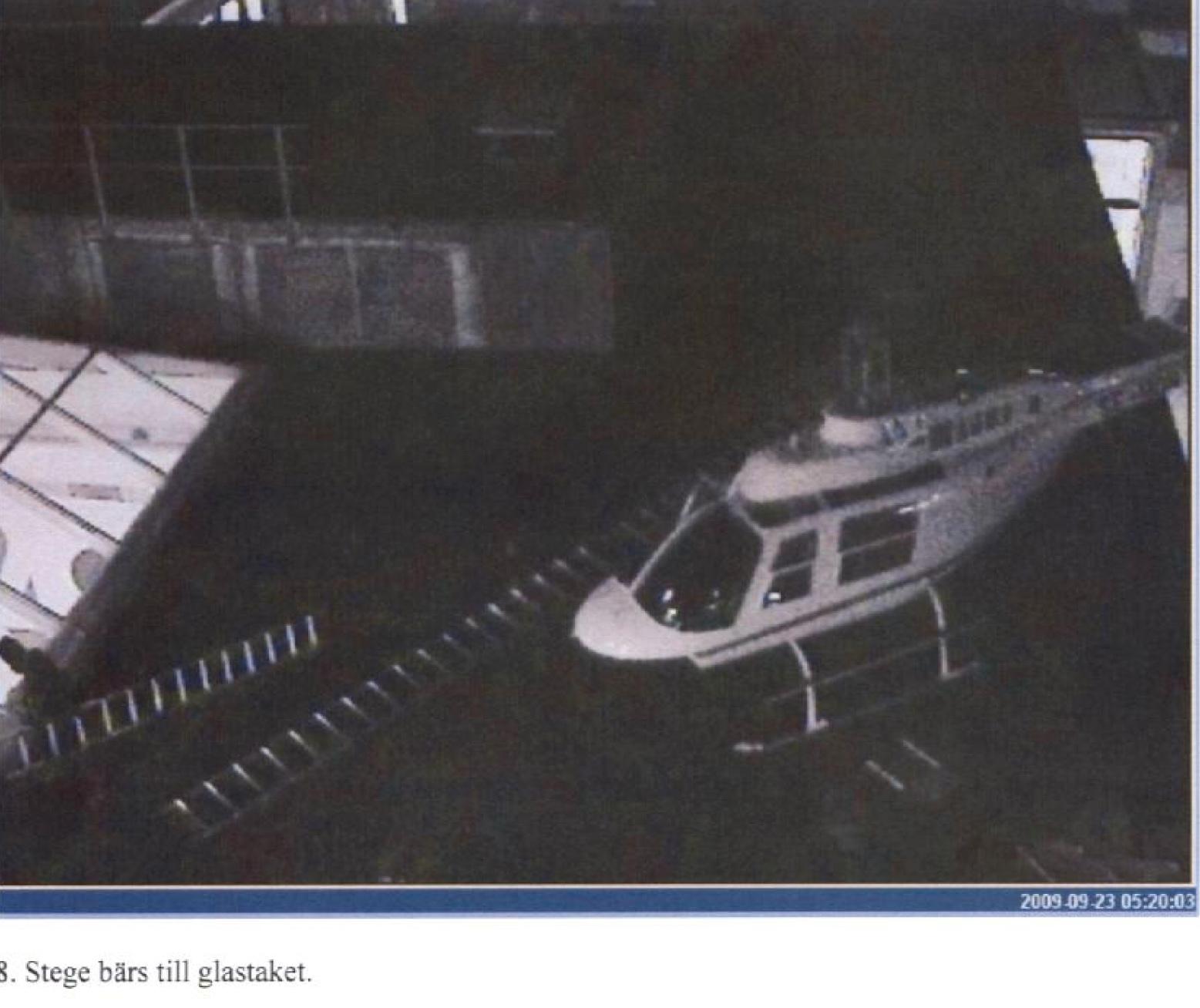 Bilder ur polisens förundersökning visar hur helikoptern landat på taket ovanför värdedepån.