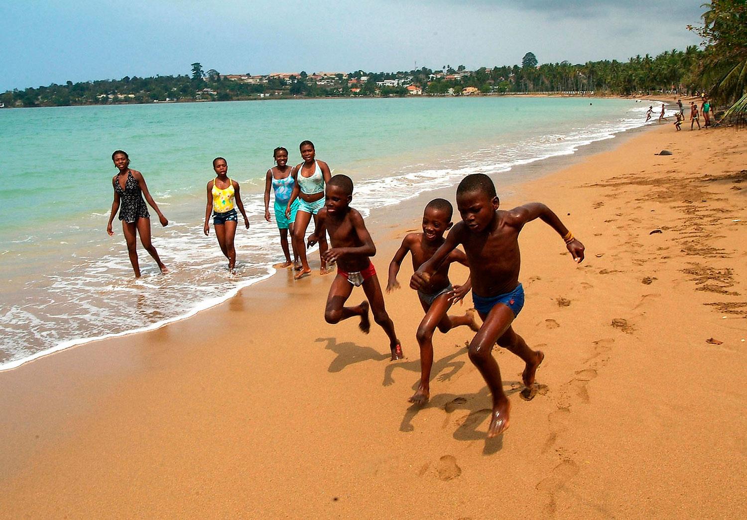 4. SAO TOME & PRINCIPE Barn leker på stranden i Sao Tome & Principe, i höjd med ekvatorn utanför Afrikas västkust.