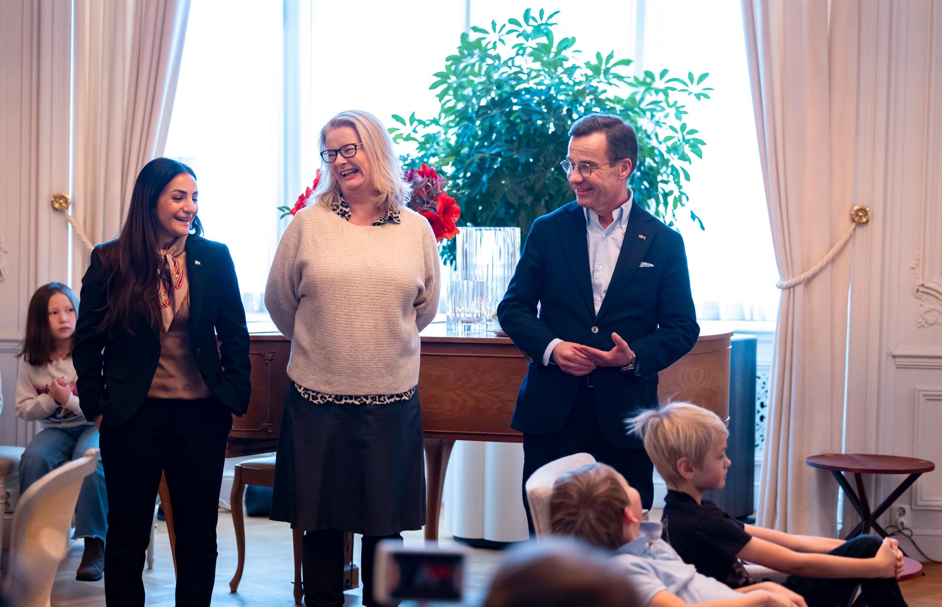 Lotta Edholm med statsminister Ulf Kristersson och kulturminister Parisa Liljestrand när 26 barn från Edsboskolan besökte Sagerska palatset. 