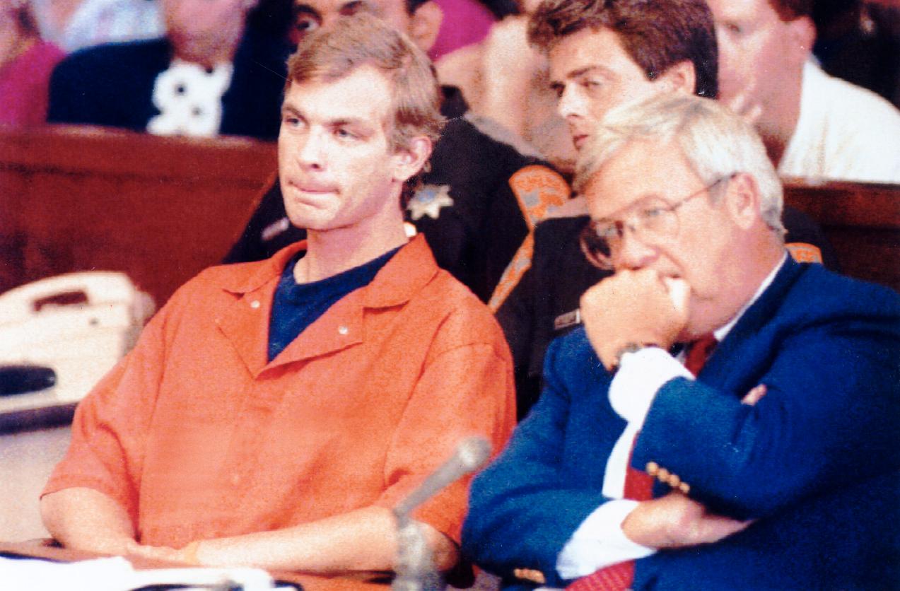 Jeffrey Dahmer i rättssalen med sin advokat Gerald Boyle under 1991.