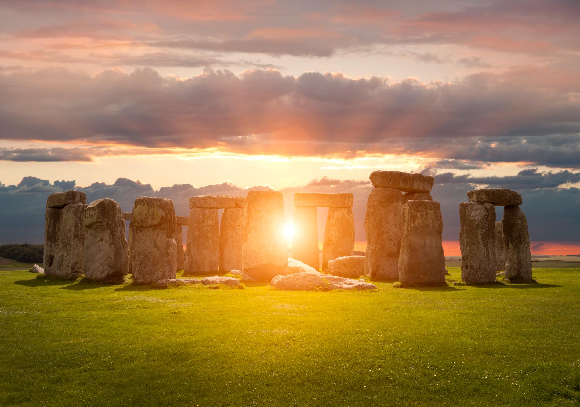 På midsommar är det populärt att åka till Stonehenge. 