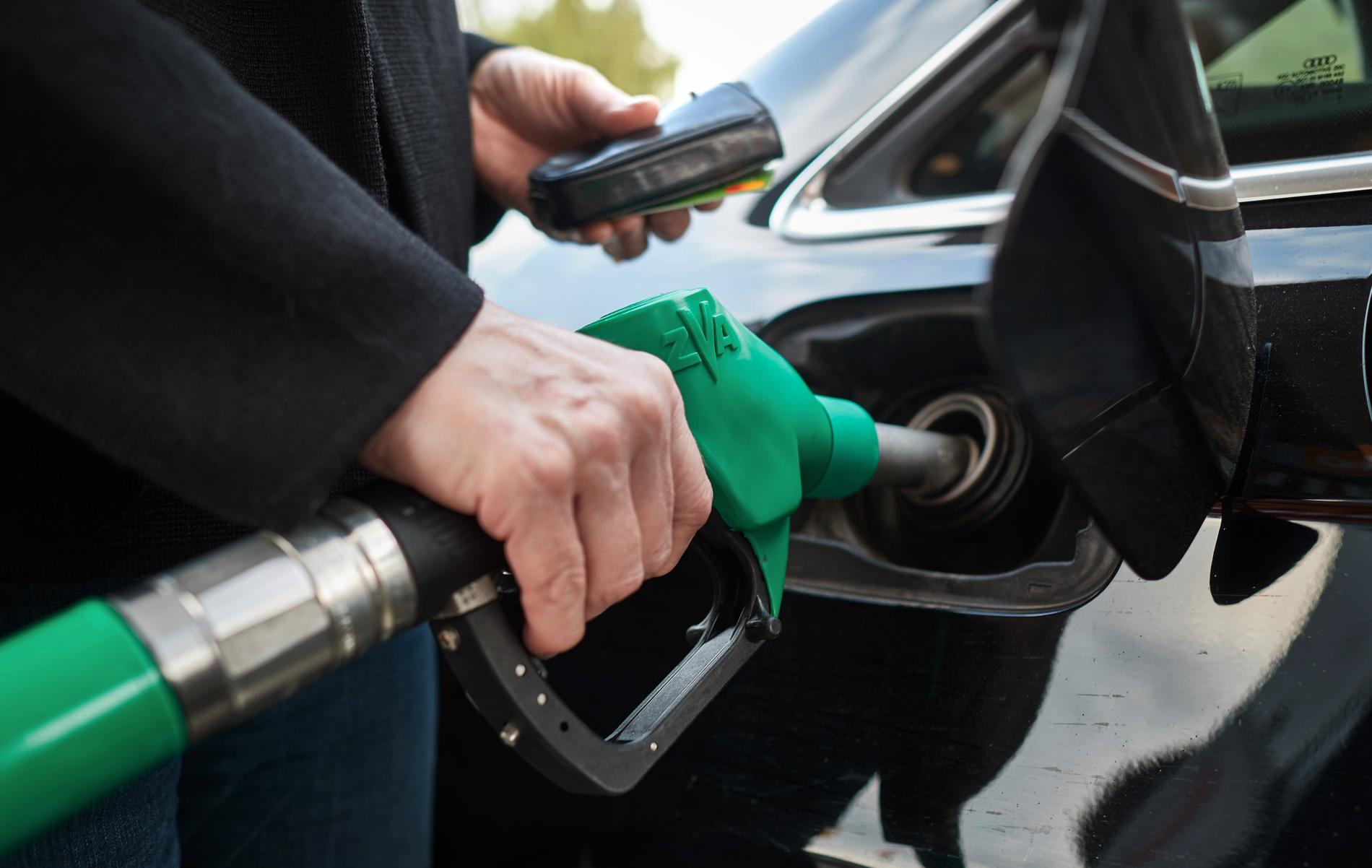 Bränslepriserna sjunker kraftigt på onsdagen.