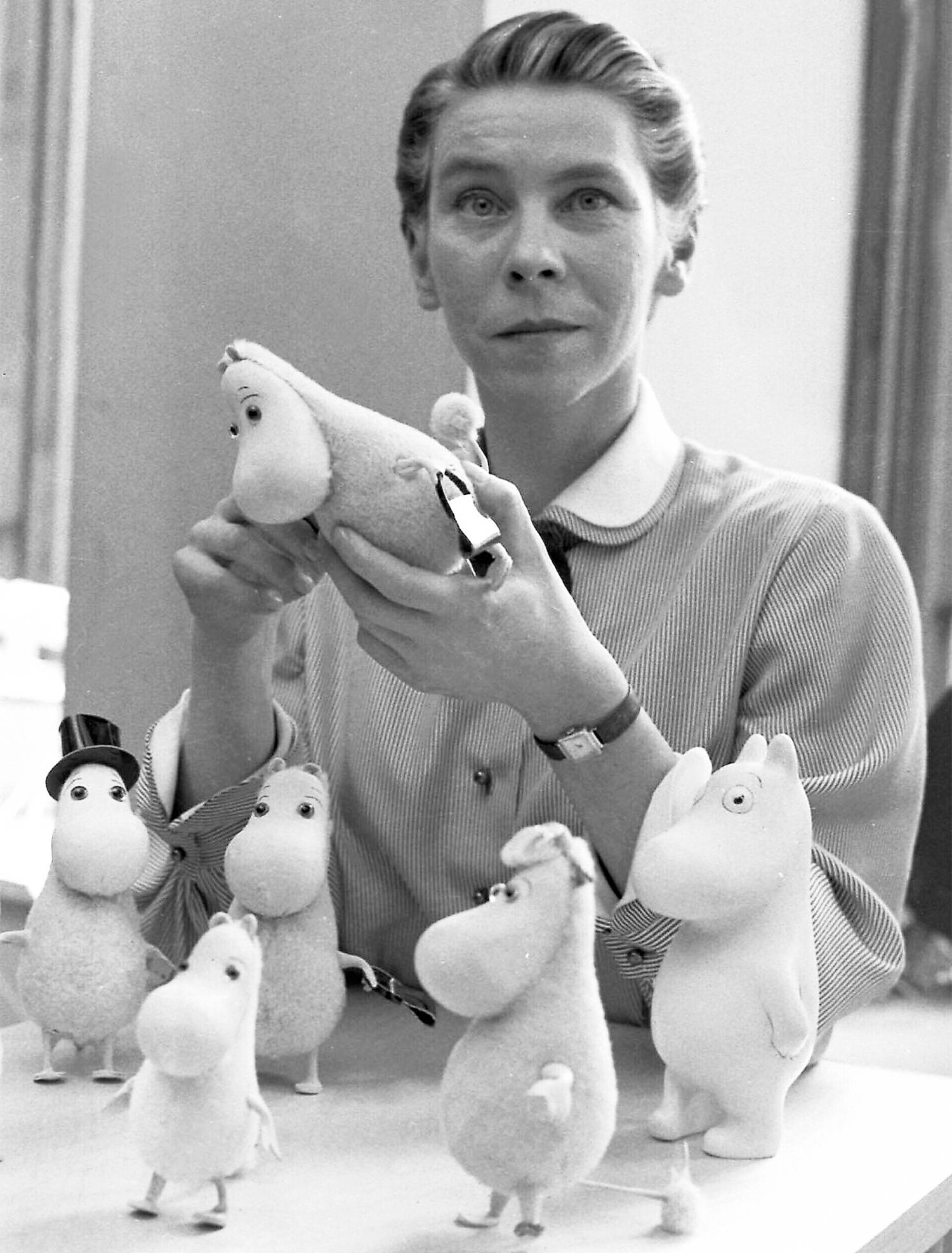 Tove Jansson med sina älskade muminfigurer.
