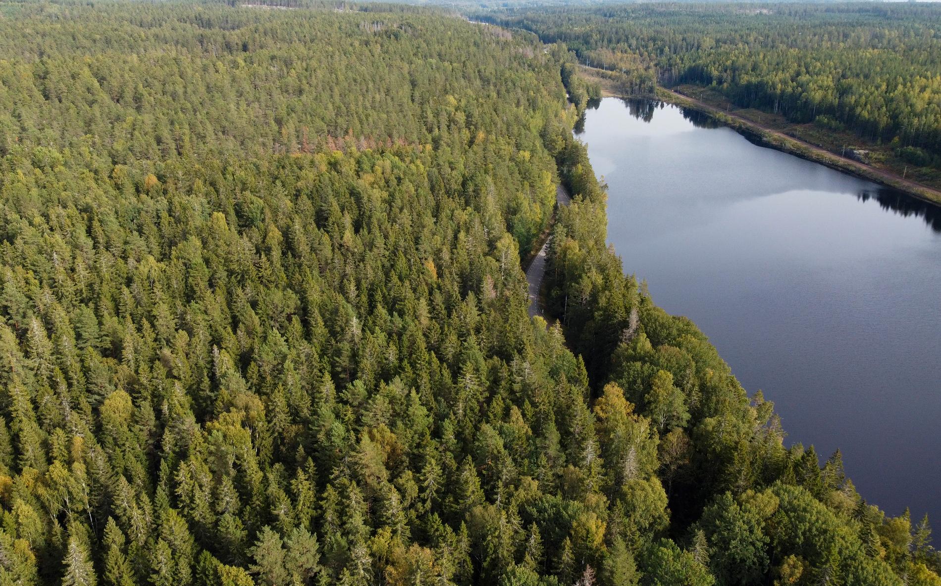 Det är inte tillåtet att vistas i skog och mark i en stor så kallad skyddad zon i Västmanland.