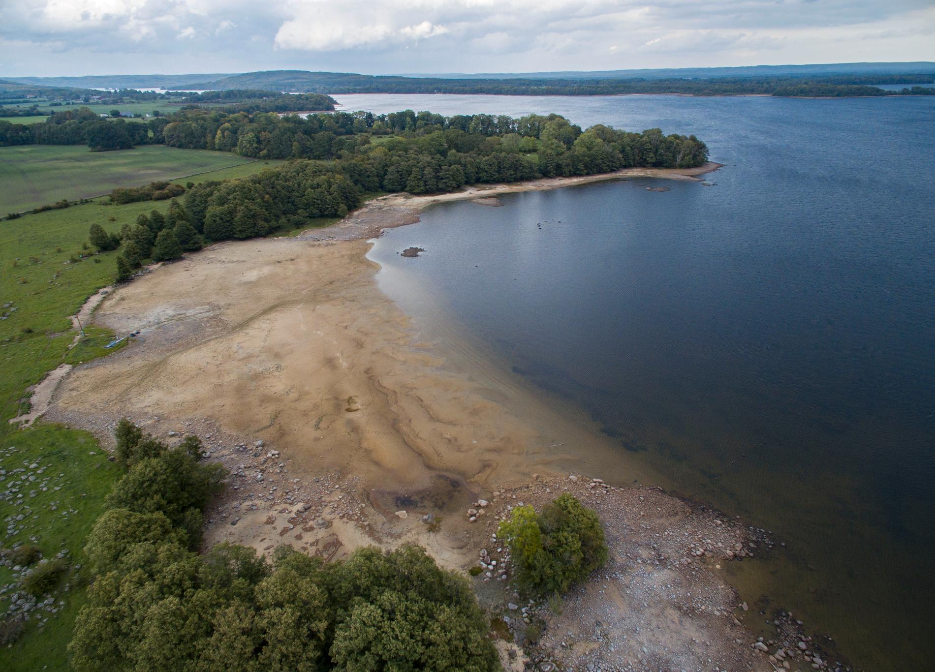 Lågt vatten i Ivösjön vid Bäckaskogs slott efter torkan sommaren 2018. Då tvingades Nymölla pappersbruk utanför Bromölla stänga av halva sin produktion på grund av de låga vattennivåerna. Nu varnas det för att sommaren 2022 skulle kunna bli lika torr.