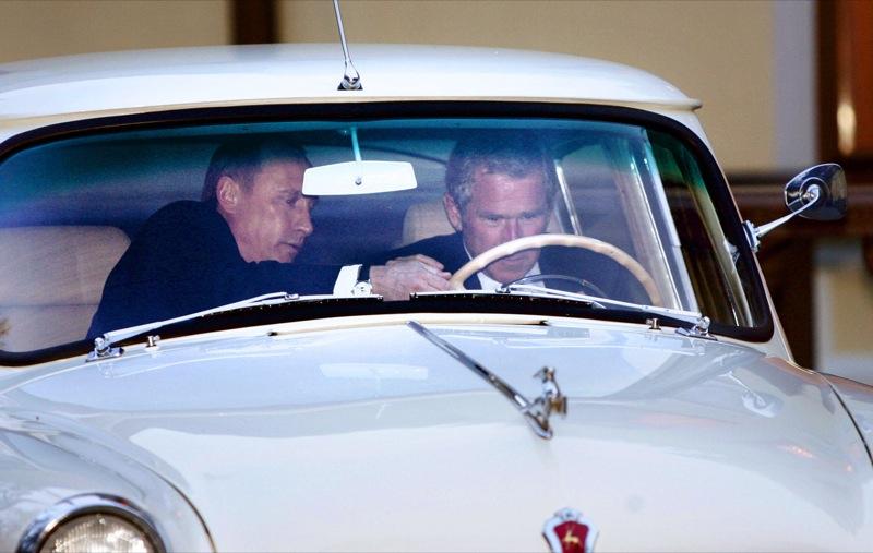Vladimir Putin lär George Bush köra en rysk Volga, årsmodell -56, under ett besök i Moskva våren 2005.