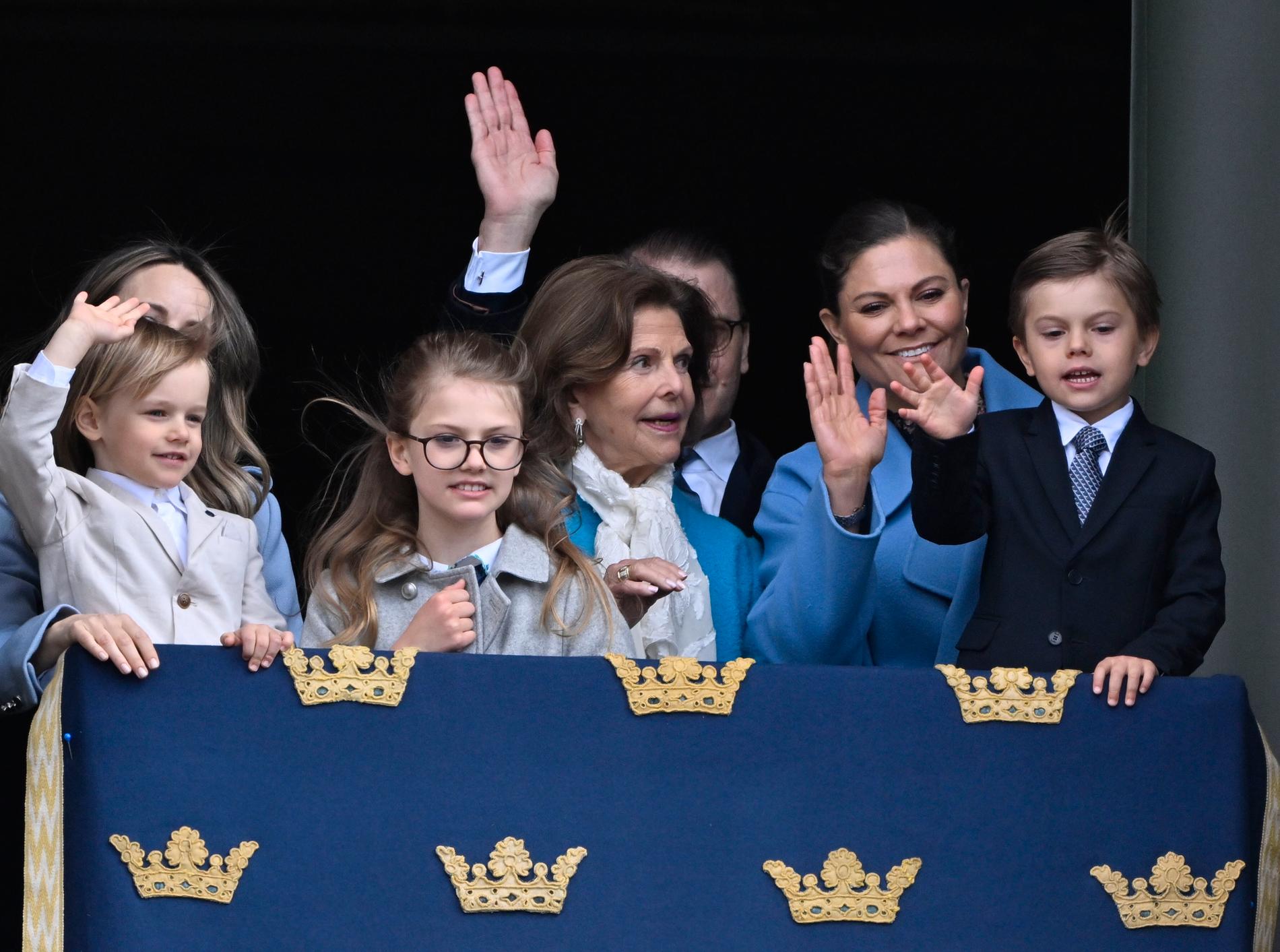 Prinsessan Sofia med prins Gabriel, prinsessan Estelle, drottning Silvia, prins Daniel och kronprinsessan Victoria med prins Oscar.