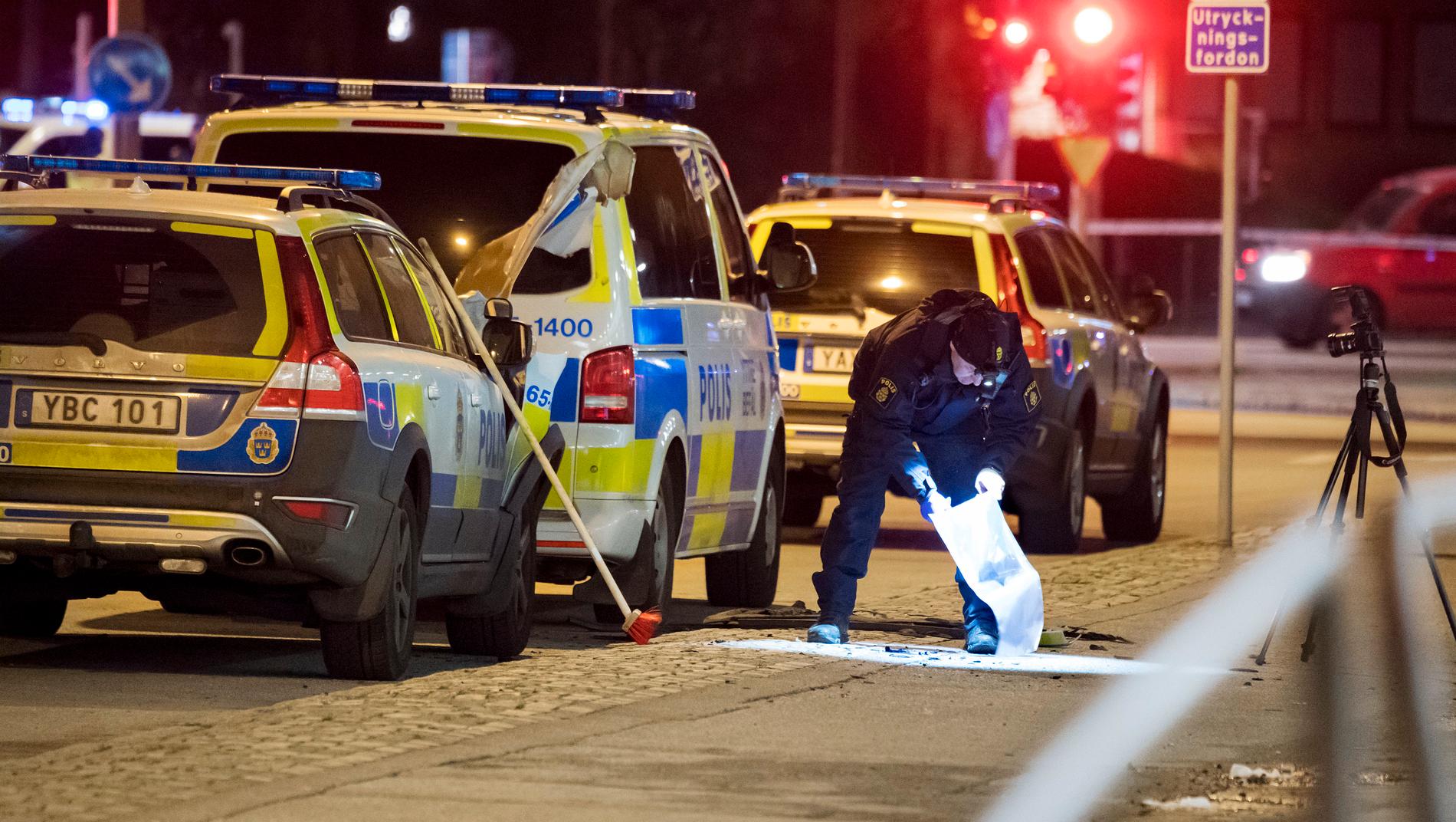 Polisens kriminaltekniker undersöker natten till lördagen den polisbil som stod parkerad utanför ett polishus på Sallerupsvägen i Malmö har utsatts för någon form av sprängning. 
