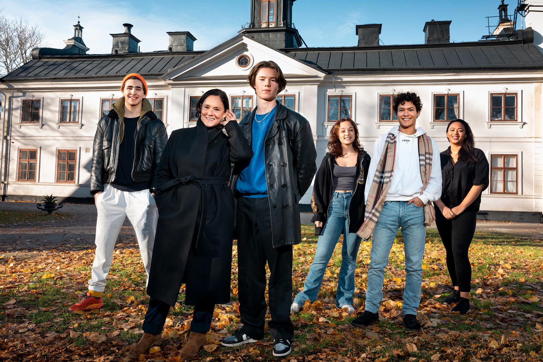 Pernilla August, Edvin Ryding och Omar Rudberg har alla roller i Netflix-serien "Young Royals".