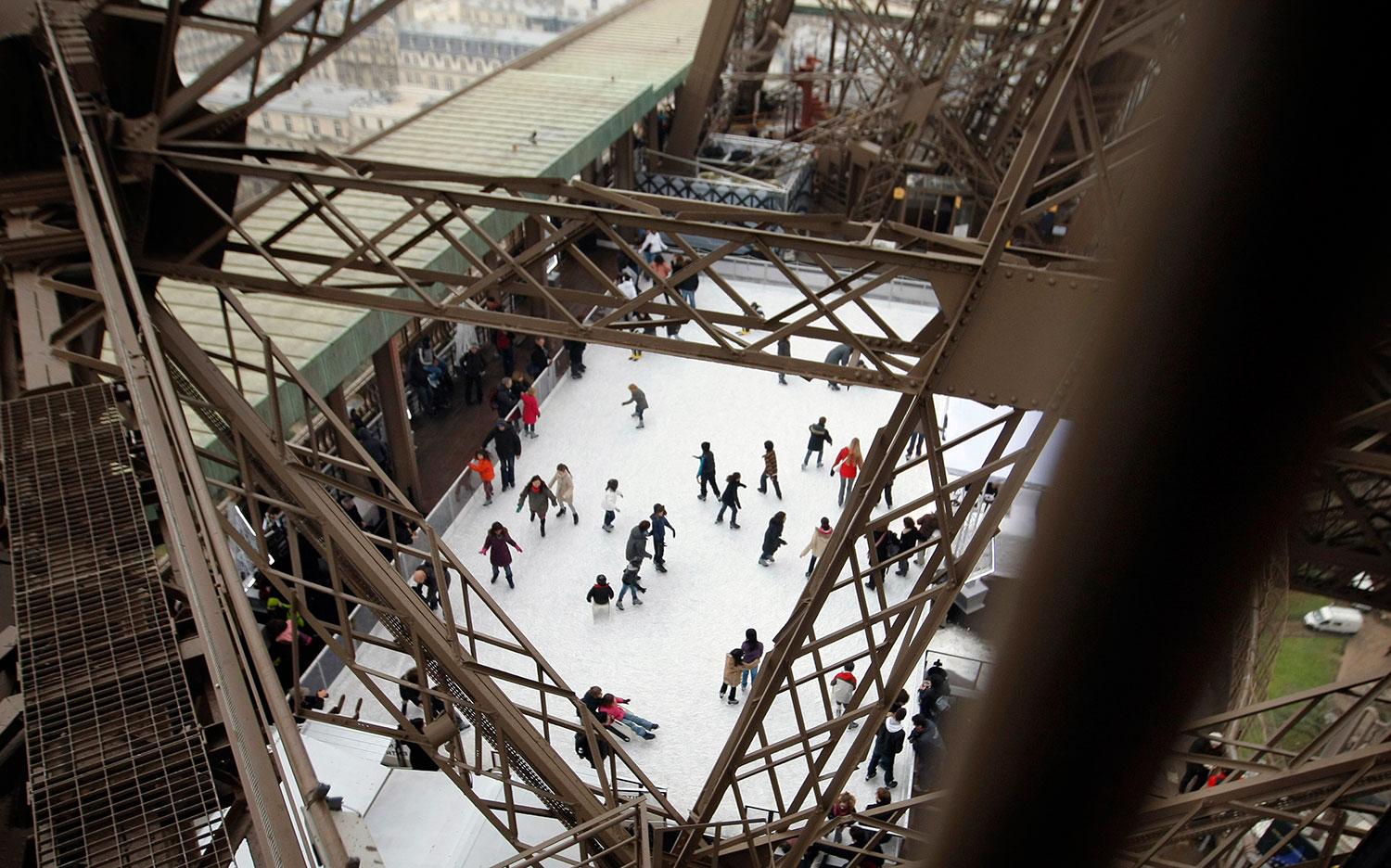 EIFFELTORNET, PARIS, FRANKRIKE Isrinken i Eiffeltornet öppnade redan 1909. Den här vintern är den dock stängd för renovering och öppnar igen nästa år. Rinken ligger 60 meter ovan Marsfältet och i entrébiljetten till tornet ingår tillträde till isbanan. Skridskor går att hyra på plats.