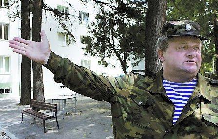 General Vjatjeslav Borisov förnekar ryska stölder och skyller på ”rövarband i området”.