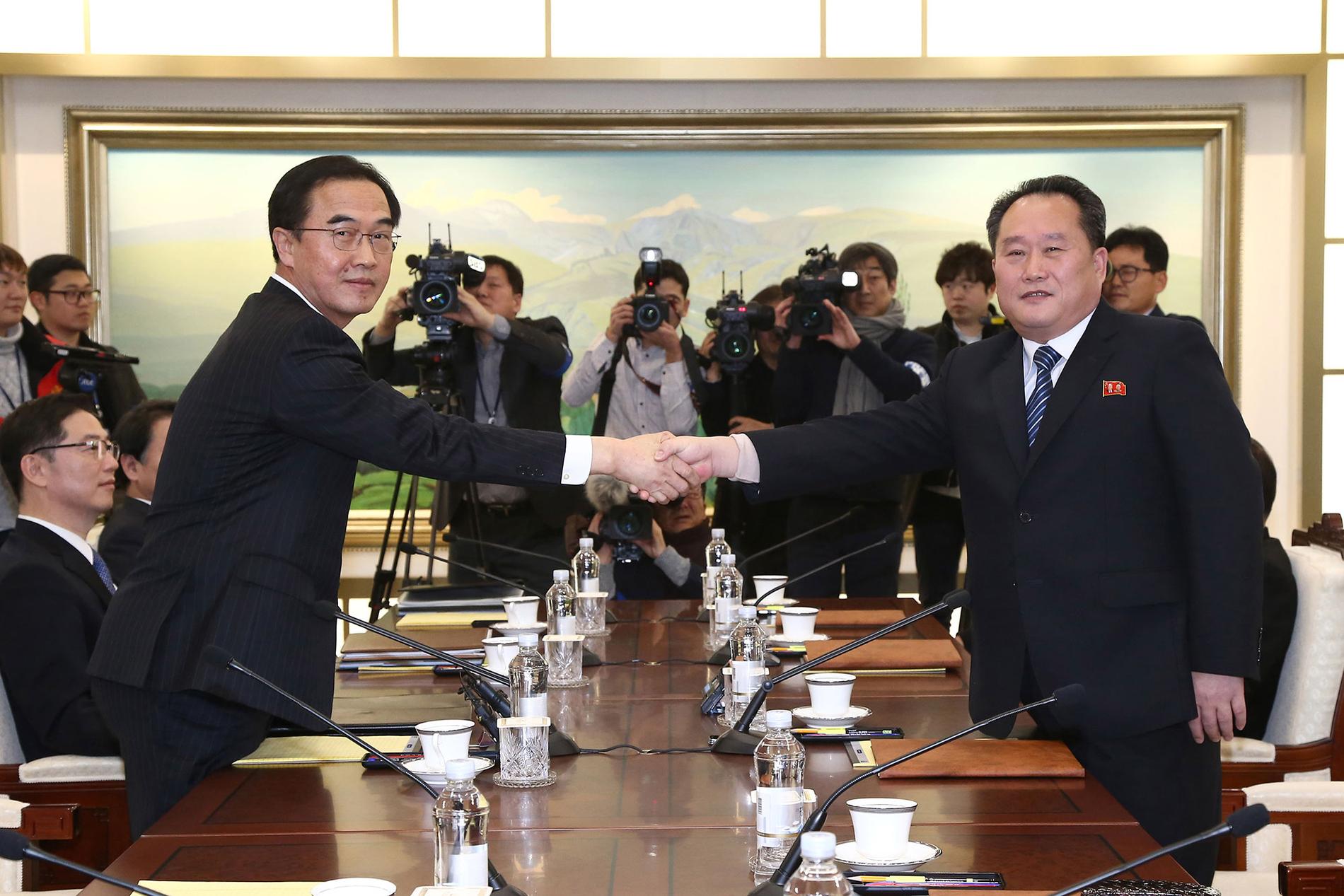 Här möts Sydkoreas återföreningsminister Cho Myoung-gyon (till vänster) och Ri Son-Gwon, chefen för den nordkoreanska delegationen (till höger).