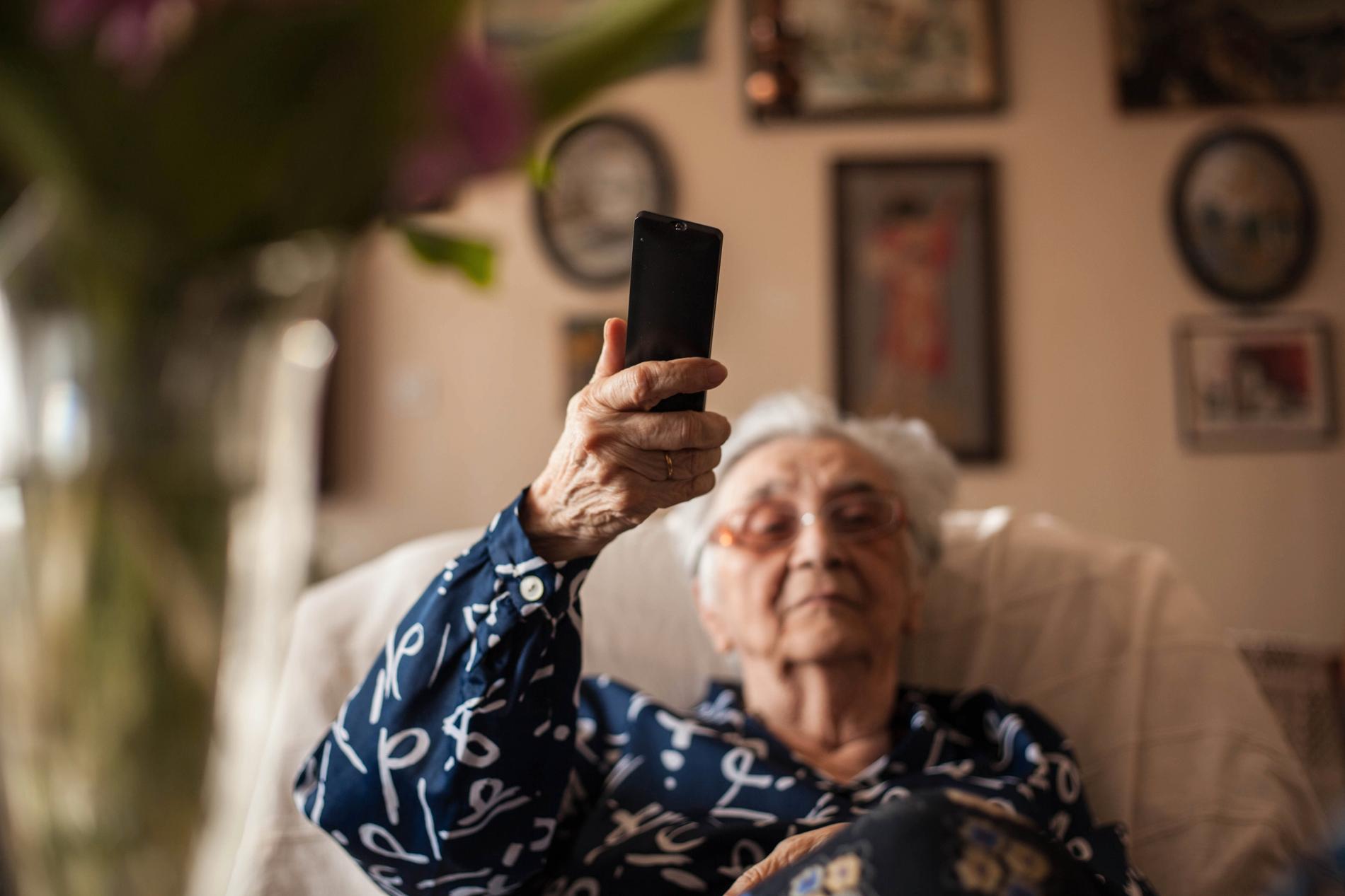 Den 8 september ska 500 000 av 1,6 miljoner hushåll ställa om från analogt till digital-tv. För många äldre uppstår tekniska svårigheter, speciellt under pandemin när släktingar måste hålla sig borta.