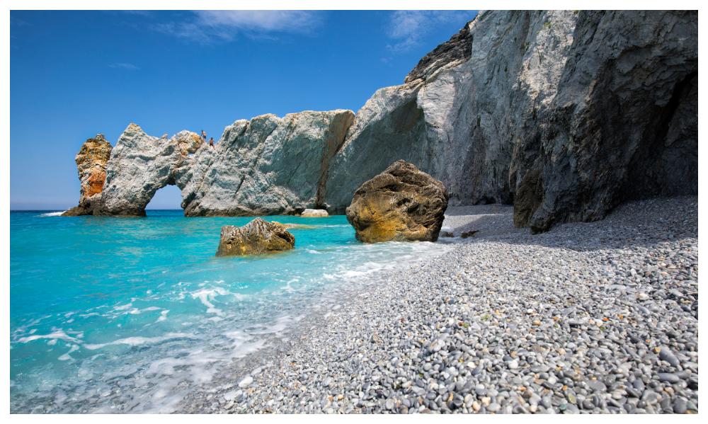 På Mamma Mia-ön Skiathos plockar turister med sig så mycket sten att strandlinjen bitvis försvunnit.