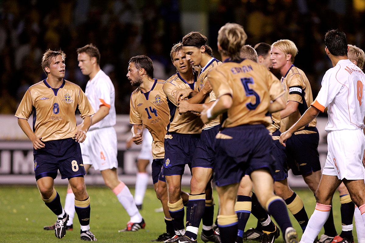 18 augusti 2004. Träningslandskamp på sensommaren och Zlatan sätter 2–2-målet mot Holland.