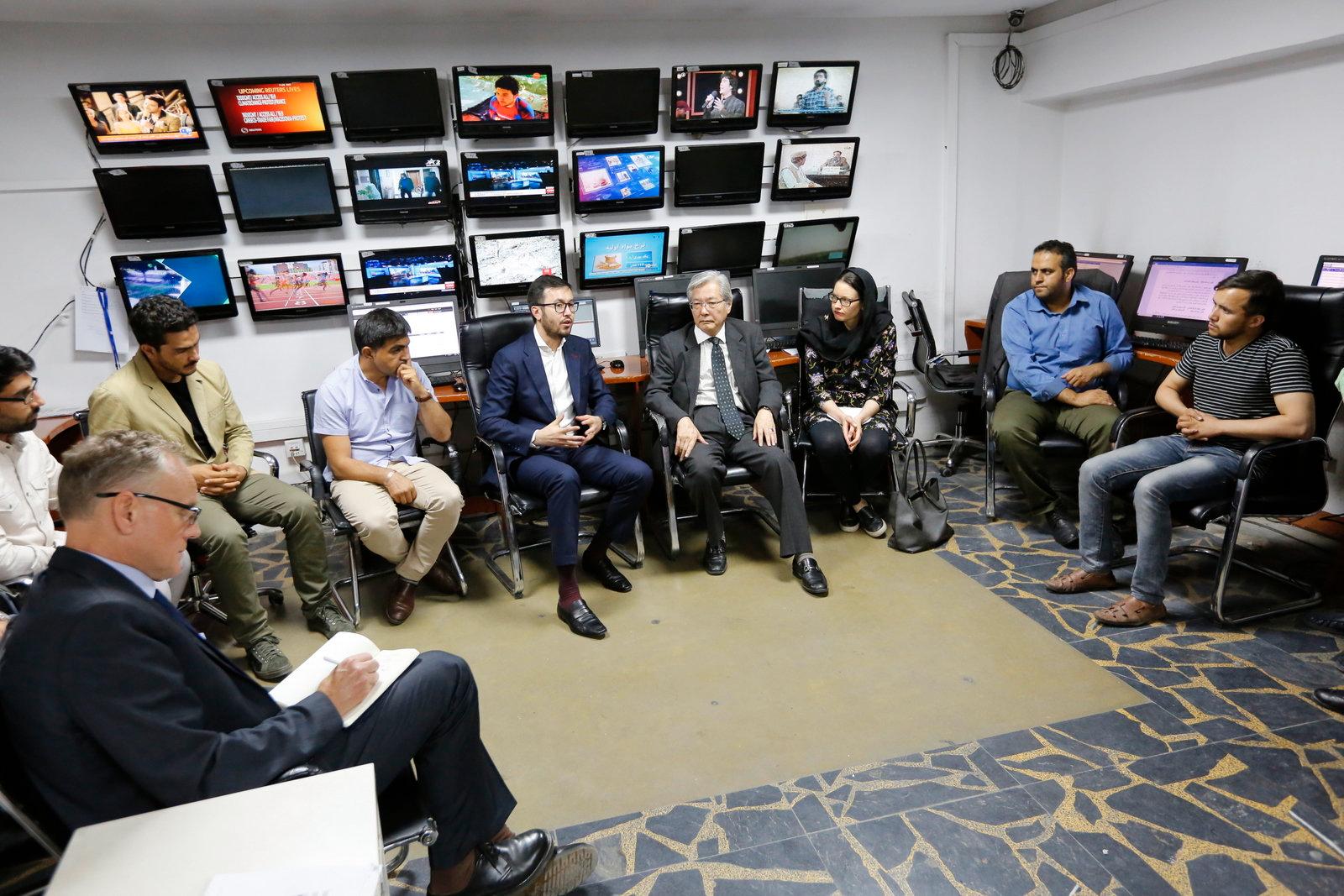 Lotfullah Najafizada (i blå kostym i mitten), chef för tv-kanalen Tolo News, under ett möte på redaktionen i Kabul den 8 september.
