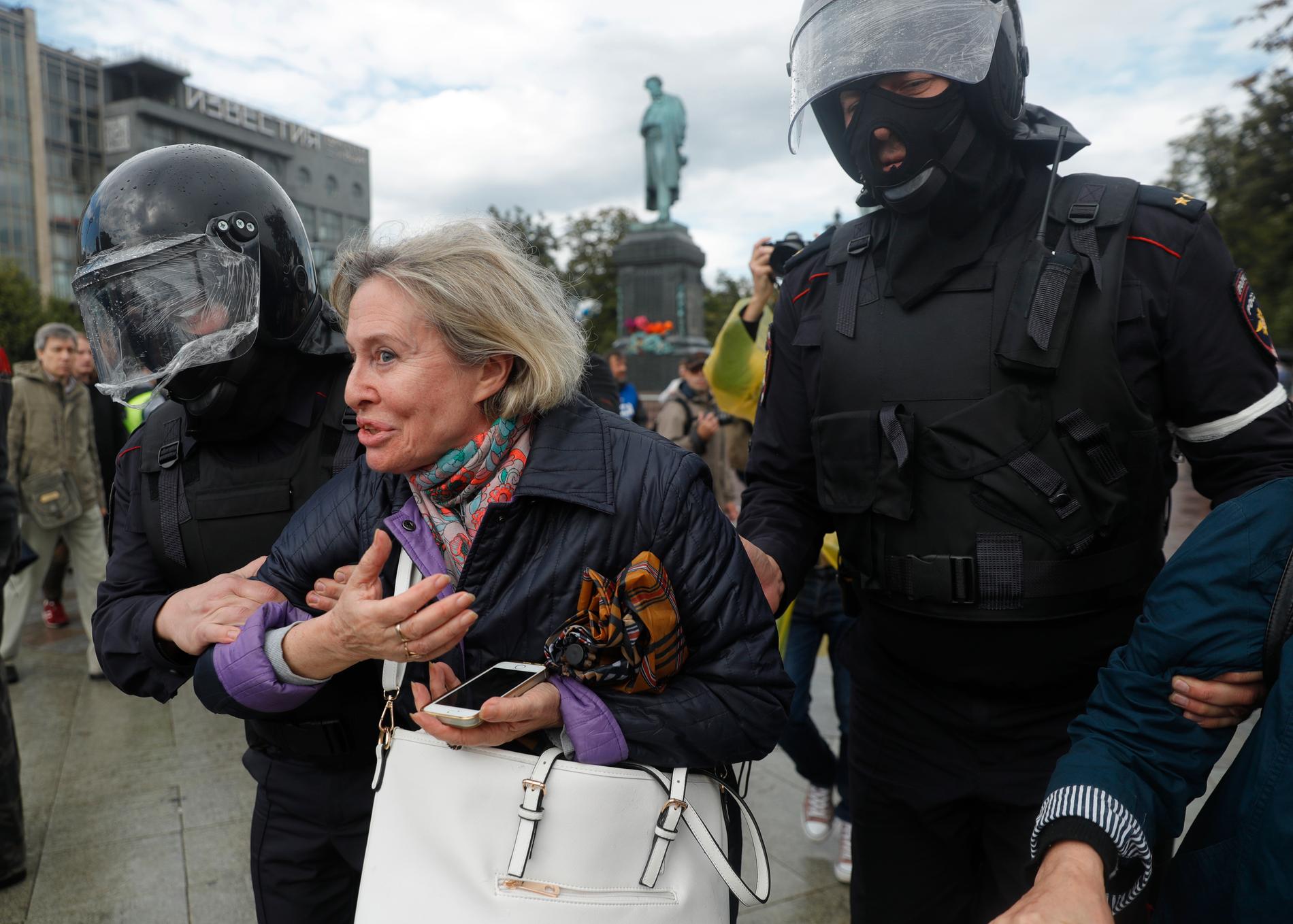 En kvinna som deltar i protesten frihetsberövas.