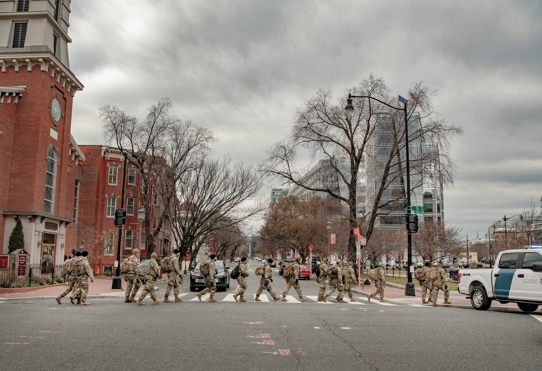 Gatorna i Washington DC patrulleras av militär.