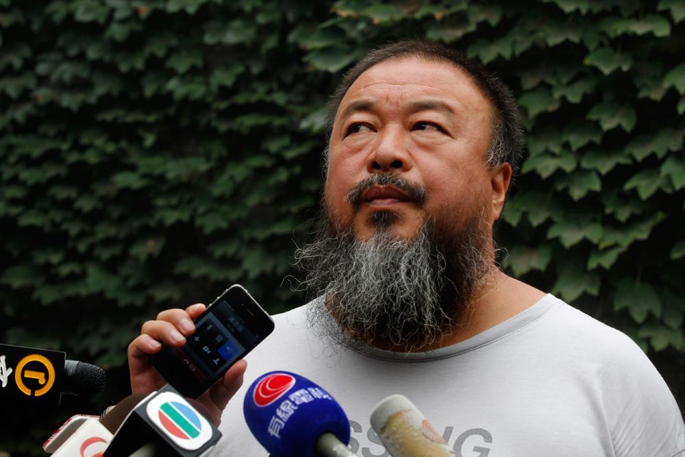 Kinesiske konstnären Ai Weiwei rasar mot utnämningen av Mo Yan.