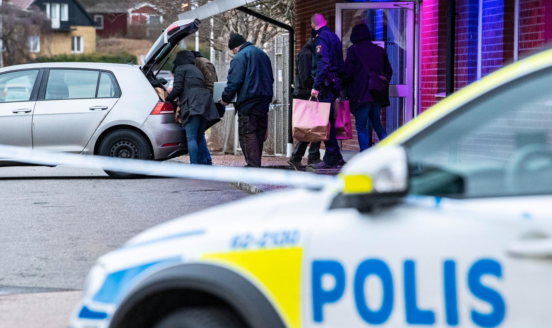 Polispersonal bär ut flera datorer och påsar med okänt innehåll från en industrifastighet i Tyringe på måndagseftermiddagen.