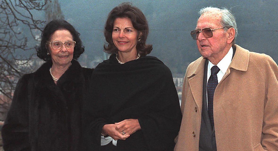 Drottning Silvia tillsammans med sina föräldrar Alice och Walther Sommerlath 1990.