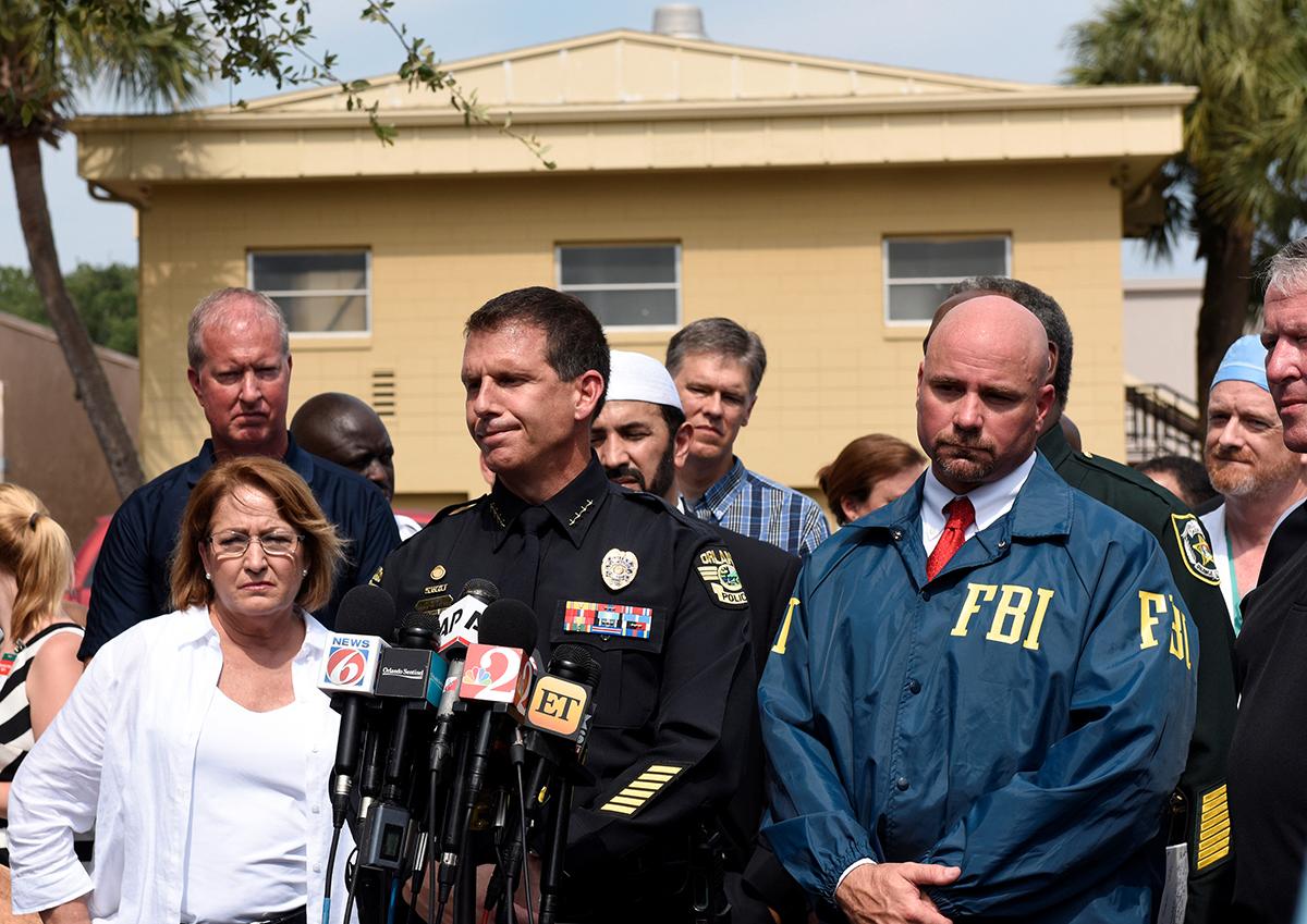 Orlandos polischef John Mina talar på en presskonferens om skjutningen på nattklubben.