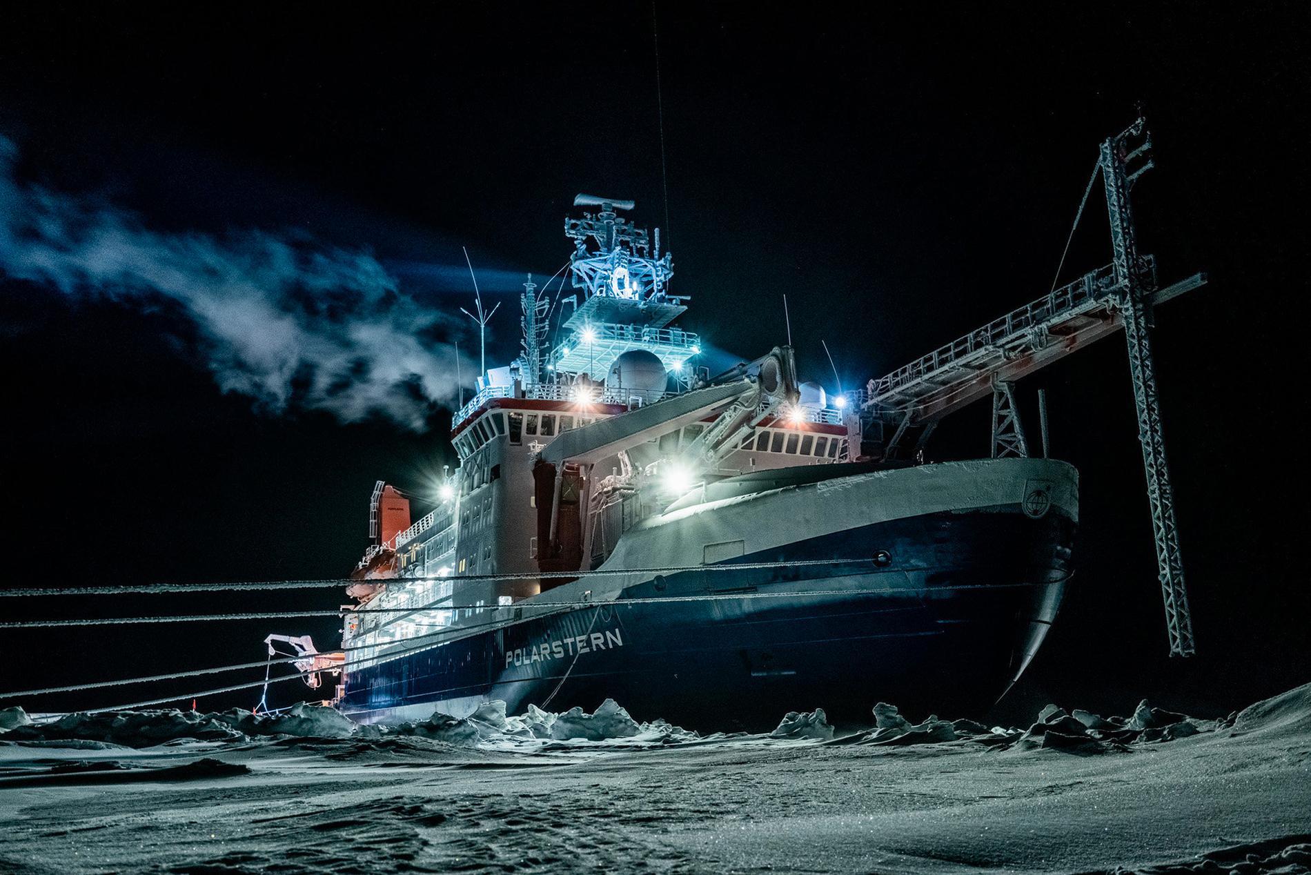 Isbrytaren Polarstern är sedan flera månader infrusen i packisen i Arktis. Planen är att fartyget ska driva med isen i ett år.