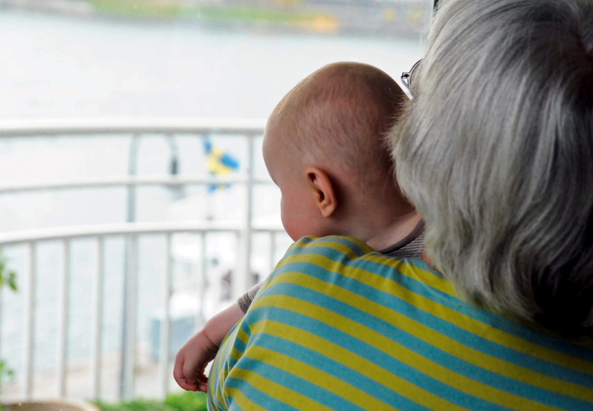 ”Med ökad livslängd har det uppstått ett förhållande mellan mor- och farföräldrar och deras barnbarn som är något nytt i den svenska samtidshistorien”, skriver Britta Svensson.