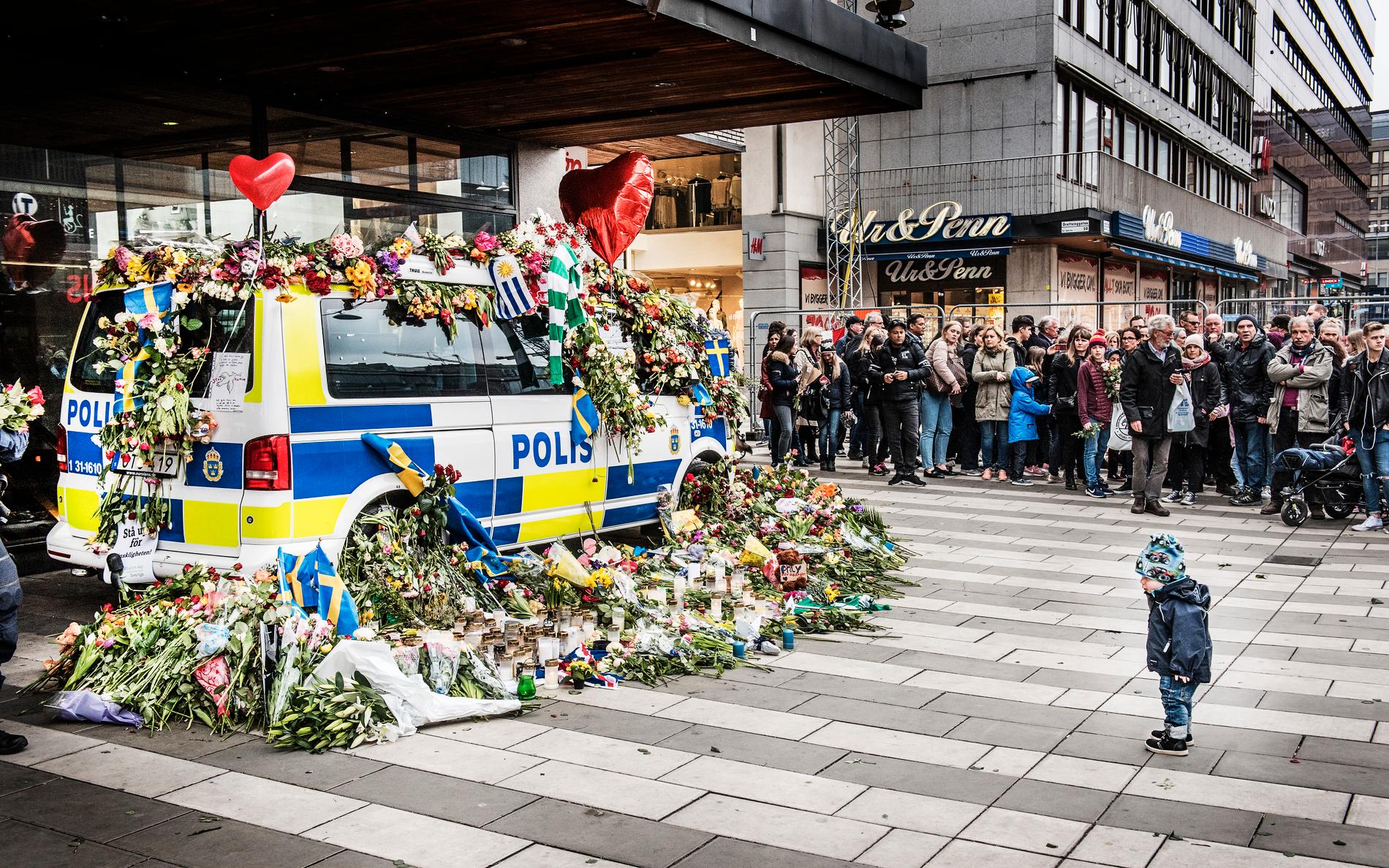 En tyst minut för terroroffren utanför varuhuset Åhléns i Stockholm, tre dagar efter terrordådet den 7 april 2017. Arkivbild.