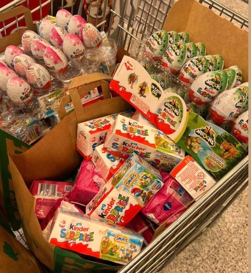 Mido har samlat ihop 40 000 kronor i gåvor från privatpersoner i Strängnäs. För det har han bland annat köpt in massor av kinderägg till barn. 