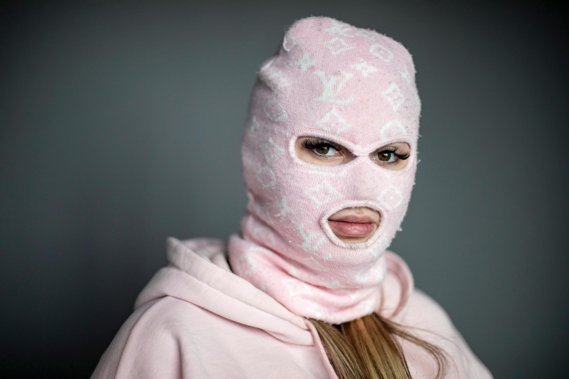 Fröken Snusk döljer sin identitet bakom en rosa mask.