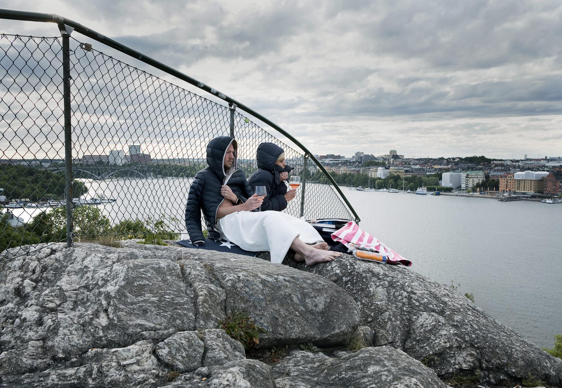 Arkivbild på ett par på Skinnarviksberget i Stockholm. 